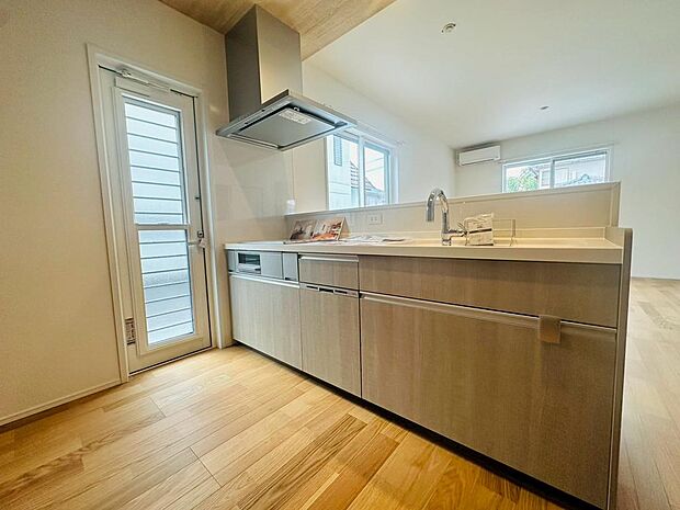 キッチン横には勝手口があるので、ゴミ出しに便利です