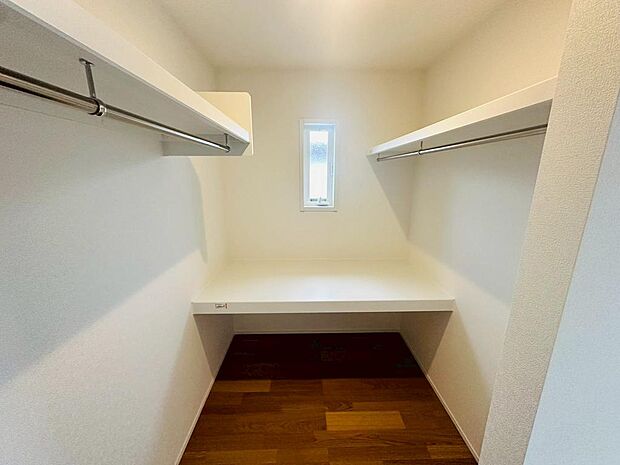 主寝室は広々使えるウォークインクローゼット