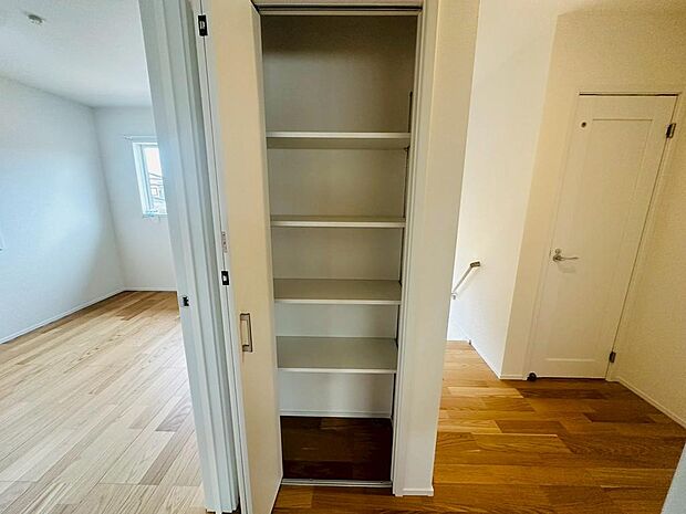 2階廊下にも可動棚付き収納