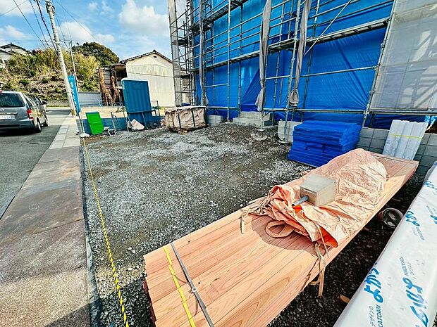 駐車スペースも広く、並列４台可能です