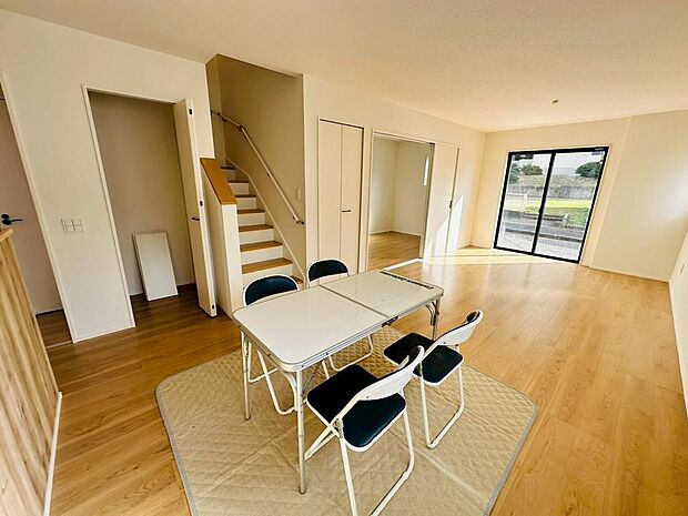 窓も大きく明るいリビングです