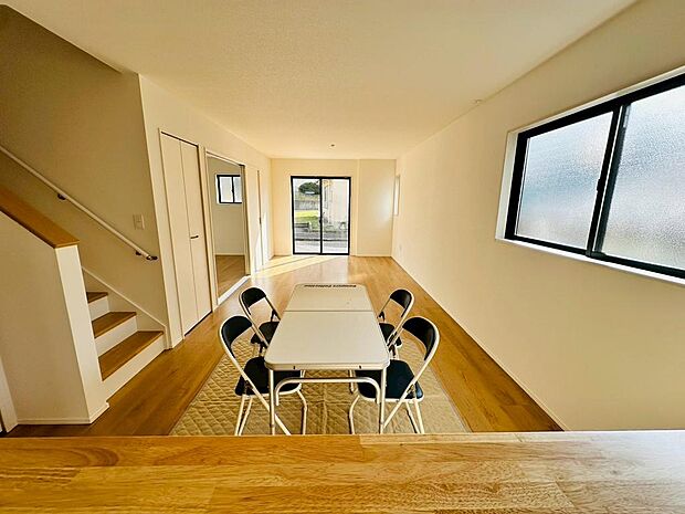 キッチンからリビング全体を見渡せます