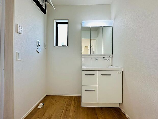 窓もあるので、換気できる洗面所