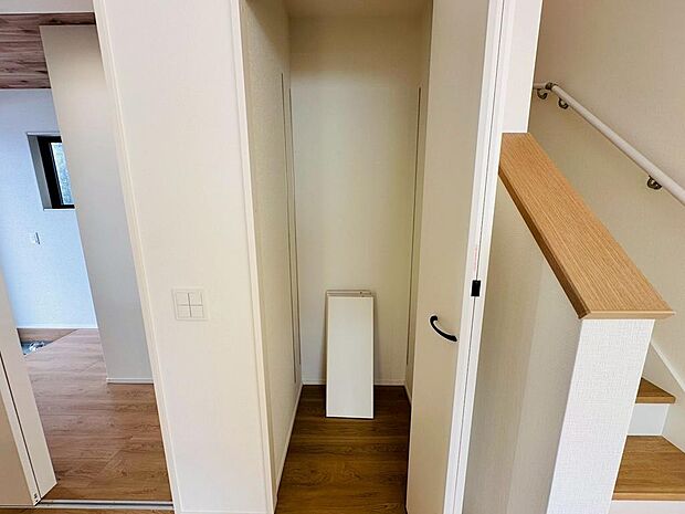 キッチン横には稼働棚付きパントリー