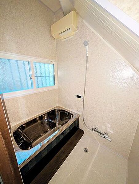窓付きで換気しやすい浴室。追い焚き機能付きで、ゆったりとしたバスタイムを楽しめます。