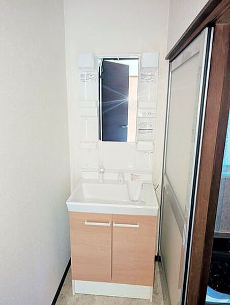 収納付き洗面化粧台で、身支度用品をすっきり整理。使い勝手が良く、清潔感のある空間です。