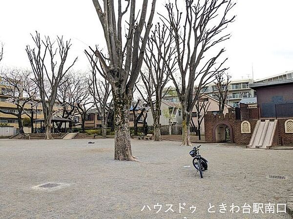 板橋区立若木原公園お城のようなすべり台が目を引く公園。広々としたグラウンドでは、のびのびと遊ぶことができ、トイレや水飲み場も完備。屋根付きの休憩所もあり、日陰で一息つけます。 530m