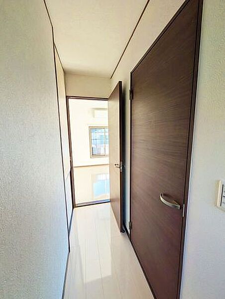 白を基調とした廊下で明るい印象。各部屋への動線が短く、日常動作がスムーズです。