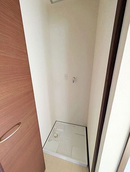 室内洗濯機置場を確保。扉付きで生活感を隠せるため、住空間をすっきりと保てます。