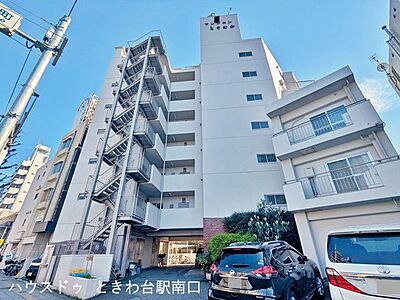 外観:落ち着いた色合いの外観で、周辺の街並みに自然と馴染むマンション。前面道路も広めで、車や自転車の出入りがしやすい配置です。 外観:落ち着いた色合いの外観で、周辺の街並みに自然と馴染むマンション。前面道路も広めで、車や自転車の出入りがしやすい配置です。