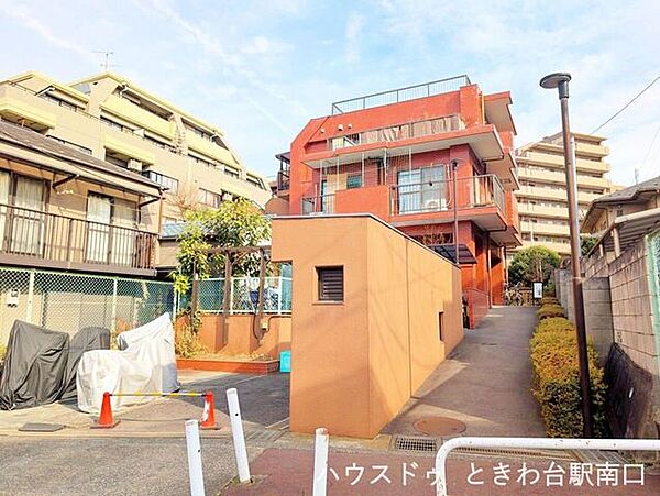 マンション裏手の入り口は、階段を利用せず出入りできます。建物脇を通るアプローチは、植栽でやわらかく区切られた落ち着いた動線。外部からの視線が入りにくく、安心して帰宅できる環境が整っています。