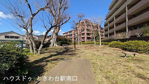 小茂根三丁目いこいの森広々とした芝生にベンチが並ぶ落ち着いた公園。春には緑も豊かで、子どもから大人まで楽しめます。 230m