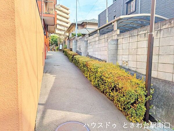 建物裏手の通路は直線的で歩きやすく、日々の出入りもスムーズ。周囲は住宅街のため車通りも少なく、静かな雰囲気の中で落ち着いた暮らしが期待できます。