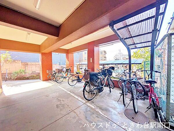 屋根付きの駐輪スペースを確保。自転車を日常的に利用する方にとって使い勝手の良い共用設備で、雨天時も保管しやすい点が魅力です。