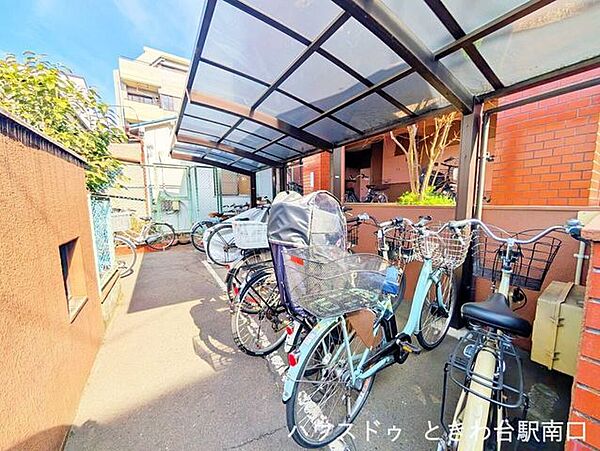 敷地内に複数台分の駐輪スペースがあり、整理された印象。通路幅も確保されているため、出し入れがしやすく、日常利用に配慮されています。
