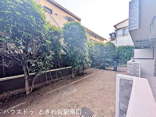 約17平米の広々とした専用庭は、日常に潤いを与えてくれます。閑静な住宅街の中で、四季の移ろいを感じながら穏やかに暮らせます。