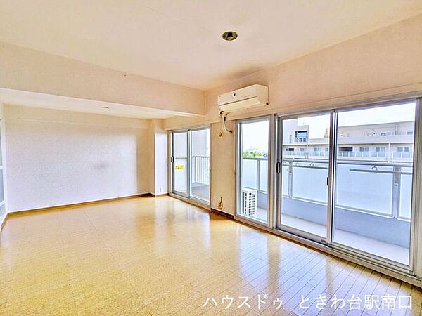 南向きのバルコニーに面した明るく開放的なリビング。約14.8帖のゆとりある空間で、心地よい陽光が差し込みます。ご家族でゆったりと過ごせる憩いの場です。