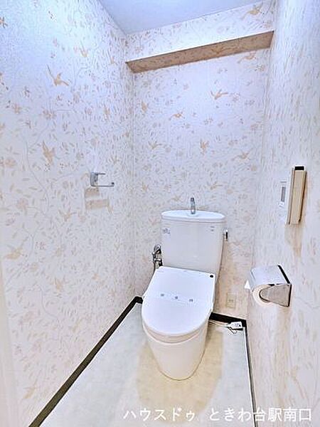 2箇所あるトイレのうちの1つ、10階のトイレ。メゾネットならではの贅沢な設計で、朝の混雑時も家族でゆとりを持って使えます。機能的な温水洗浄便座付きで、清潔感のあるデザインです。
