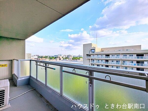 南向きで陽当たり良好な10階のバルコニー。洗濯物を干すだけでなく、ちょっとした外気浴やガーデニングも楽しめる広々としたスペースです。