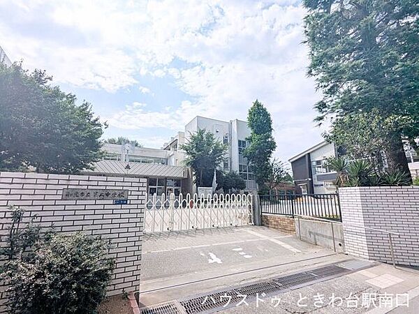 和光市立第二中学校和光市立第二中学校は、緑豊かな環境の中で生徒たちがのびのびと学ぶ公立中学校です。学業や部活動に力を入れ、豊かな心と主体性を育む教育を行っています。 790m