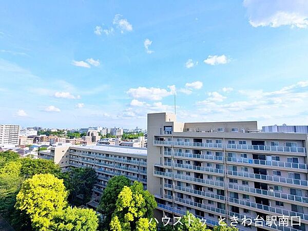 11階の最上階から望む、開放感のあるパノラマビュー。遮るもののない景色が、都会の喧騒を忘れさせてくれる贅沢な眺望です。