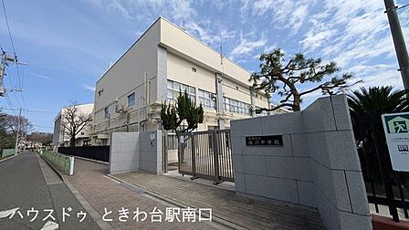 板橋区立桜川中学校通学も安心！「桜川中学校」まで徒歩圏内。地域の公立校として、安心してお子さまを通わせられる教育環境が整っています。 660m