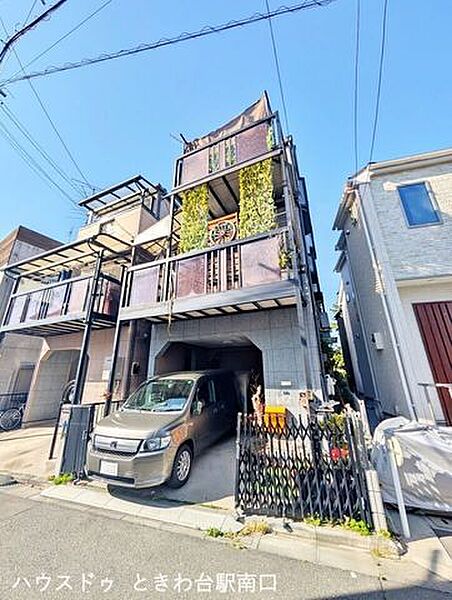 ビルトインガレージを備えた3階建の邸宅。立体感のあるフォルムに洗練された雰囲気と目を引く外観で街並みに上質な印象を与えます。