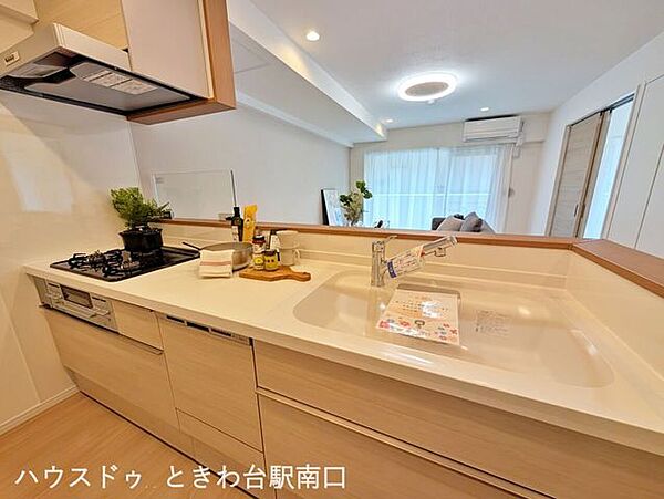 リビングを見渡せる対面式のシステムキッチンを新規設置。家族とのコミュニケーションを楽しみながら、毎日のお料理を快適にこなせます。