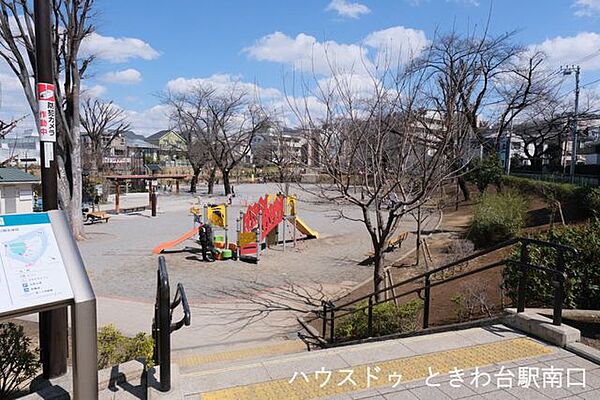 前野公園広々とした公園で、滑り台などの定番遊具からバスケットゴールのついたボールあそび広場、こどもの池など、幅広い年代の子どもがのびのび遊べます！春には桜が咲き、お花見スポットとしても親しまれてい…