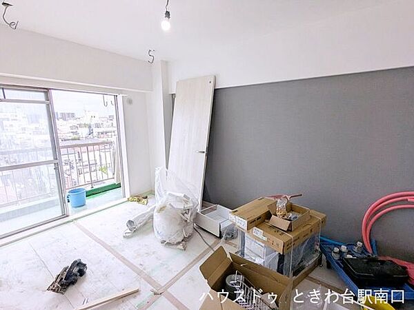 (2026/09/26)上品で落ち着きのあるアクセントクロスが施されたリビングです。バルコニーに面した大きな窓から明るい光が差し込み、居心地のよい空間を演出します。