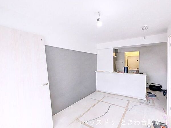 (2026/09/26)会話が弾むオープン対面キッチンを採用したLDK。シックなアクセントクロスが空間のアクセントとなり、上質で洗練された暮らしを叶えます。