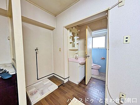 水回り設備も一新。ユニットバスや洗面化粧台、温水洗浄便座付きトイレを新規交換し、快適性を高めます。