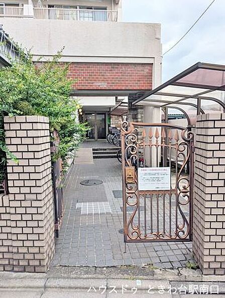 趣のあるアイアンの門扉が印象的なエントランス。レンガの壁が温かみのある表情を見せてくれます。