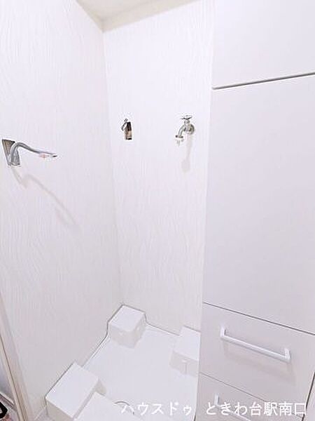 (2026/09/26)新規交換された洗濯パンの横には、便利な収納棚を完備。洗剤やランドリー用品を用途に合わせてすっきりと片付けることができ、家事動線もスムーズです。