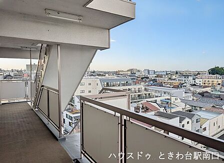 廊下からは心地よい風が通り抜け、周囲の街並みを見渡せる開放的な設計です。