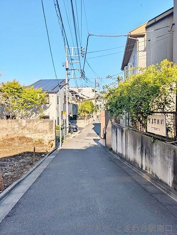 入口となる前面道路は落ち着いた雰囲気。駅からの道のりも分かりやすく、家族が帰宅する際にも心地よさを感じられるアプローチです。