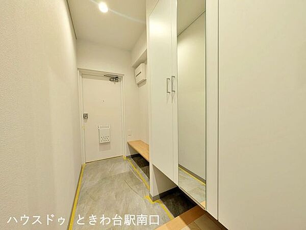 【玄関】大型シューズボックスと荷物置きを備えた玄関。身支度や荷物の一時置きにも重宝します。