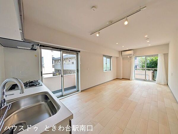【LDK約17.4帖】開放的なLDK。二面採光で明るく、家族が自然と集まる心地よい空間です。