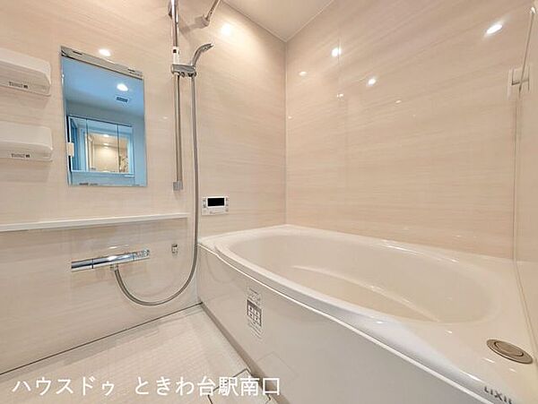 【浴室】木目調パネルが上質な1416サイズの浴室。浴室乾燥機付きで雨の日のお洗濯にも便利です。