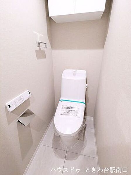 温水洗浄便座一体型便器へ新規交換された、清潔感のあるトイレです。壁や床のクロスも貼り替えられており、プライベートな空間を心地よく、快適にご利用いただけます。