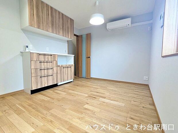 ナチュラルなフローリングと建具が調和したダイニング空間です。全室エアコン・照明付きのため、入居当日から快適に過ごせます。東武練馬駅まで徒歩10分の便利な立地で、新しい生活を始められます。