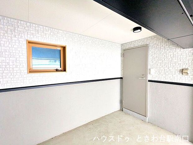 ガレージ内には採光と通風に配慮した小窓が設けられています。室内へと繋がる勝手口があるため、重い荷物を運ぶ際や雨の日の帰宅時にも非常に便利な造りです。