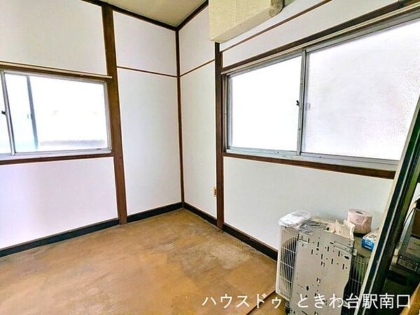 2面の窓から心地よい光が入り込む明るいお部屋です。壁紙や床が新調されており、清潔感あふれる空間で新しい生活を始められます。