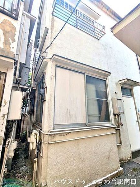 周辺の視線を考慮して配置された窓がプライバシーを守ります。外装の一部も整えられており、手入れの跡が伺える佇まいです。
