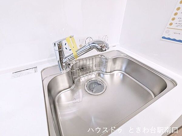 浄水器内蔵のシャワー水栓を採用した、機能的なシステムキッチン。シンクは作業のしやすい広さを確保しており、後片付けも快適です。リフォームにより新調された清潔な水回りが魅力です。