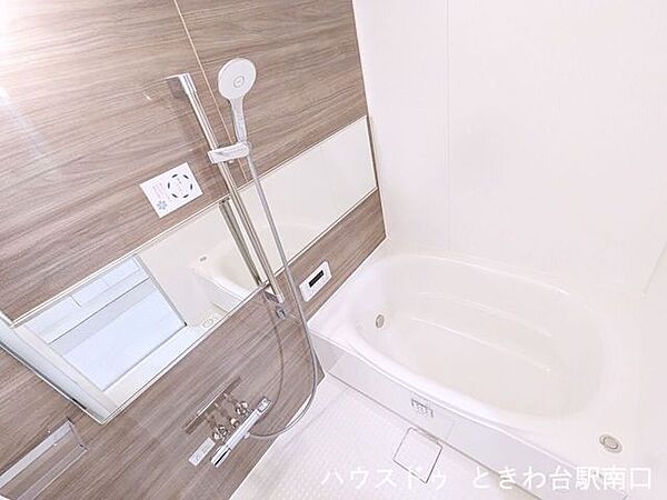 2025年12月リフォーム完了予定の清潔感あふれる浴室です。追焚機能や浴室換気乾燥機が備わっており、雨の日のお洗濯もスムーズ。木目調の壁パネルが落ち着いた雰囲気を演出します。