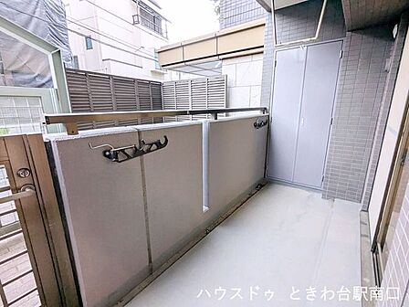 1階住戸ならではの開放感があるバルコニーです。物干し金物も設置されており、日々のお洗濯に便利。落ち着いた色合いの外壁と調和した、ゆとりある外部空間となっています。