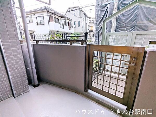 バルコニーには外部へ通じる門扉があり、戸建て感覚でご利用いただけます。周辺は第一種中高層住居専用地域に位置する閑静な住宅街で、穏やかな住環境が保たれています。