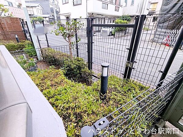 本物件の大きな魅力である専用庭です。ガーデニングや趣味のスペースとして、思い思いの時間をお楽しみいただけます。周囲はフェンスで囲まれており、プライバシーにも配慮されています。