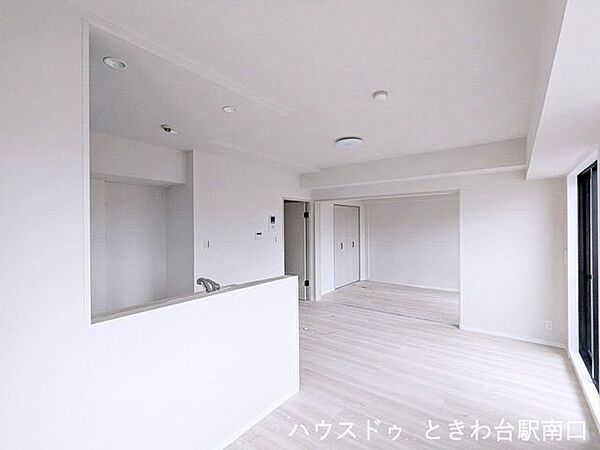 引き戸の開閉によって隣接する洋室と一体的にも使えるリビングダイニング。白を基調とした洗練された空間が開放感を演出します。